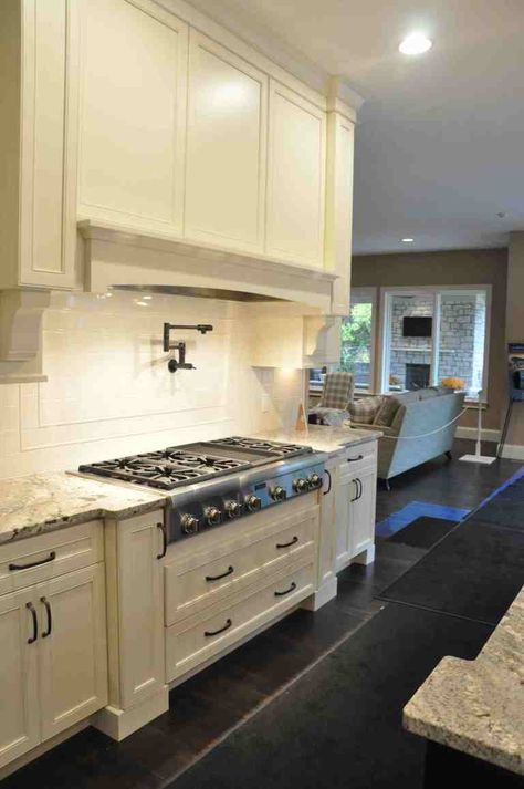 White kitchen with white range hood Farmhouse Kitchen Backsplash Ideas, Backsplash Trends, Farmhouse Kitchen Backsplash, Coastal Kitchen Decor, Kitchen Counter Organization, Cabinets And Countertops, French Country Kitchen, Coastal Kitchen, Kitchen Layout