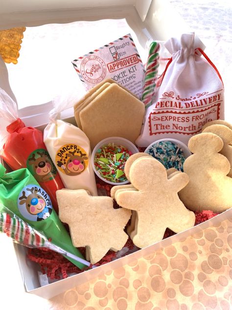 Essen, Diy Christmas Cookie Kit, Christmas Cookie Kits Diy, Christmas Baking Boxes, Christmas Baked Goods To Sell, Christmas Cookie Kits, Christmas Cookie Decorating Kit, Sugar Cookie Kit, Empire Cookie