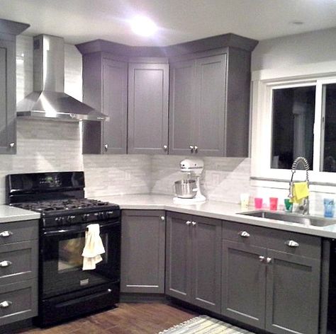 Grey cabinets - black appliances - silver hardware - full tile backsplash. Really good example Black Appliances Kitchen, Серая Кухня, Painted Kitchen Cabinets Colors, Black Appliances, Gray Cabinets, New Kitchen Cabinets, Kitchen Cabinets Makeover, Grey Kitchen Cabinets, Grey Cabinets