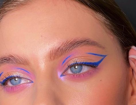 Eyeliner Looks For Green Eyes, Color Liner Makeup Eyeliner, Chromatic Eyeliner, Eye Looks With Gems, Graphic Eyeliner Ideas Colorful, Beginner Graphic Eyeliner, Eyeliner Styles Colorful, Neon Makeup Ideas Eye, Makeup Ideas Rainbow