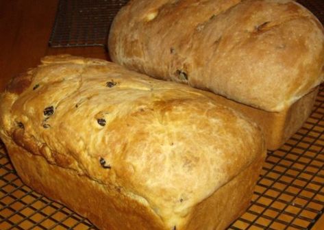 Amish Raisin Bread is a favorite around the holidays! Jalapeño Bread, Pennsylvania Dutch Recipes, Mennonite Recipes, Amish Bread, Friendship Bread, Cinnamon Raisin Bread, Raisin Bread, Baking Book, Cinnamon Raisin