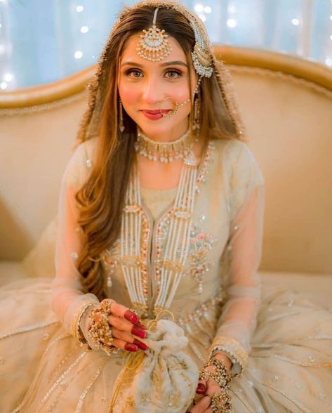 Nikah Jewellery Pakistani Bridal, Nikah Bride Hairstyles, Nikkah Bride Pakistan, Nikah Bride Pakistani Bridal, Nikkah Bride Hairstyle, Nikah Outfit Muslim Pakistani Bridal, Nikkah Bride Makeup, Pakistani Engagement Hairstyles, Pakistani Nikkah Bride