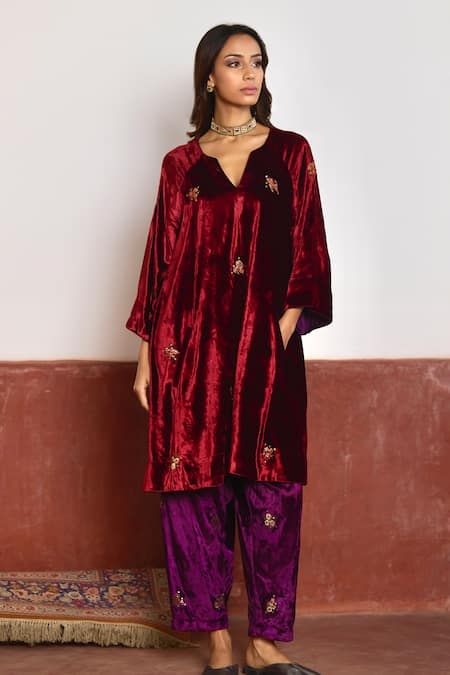 Velvet Salwar, Velvet Suit Design, Velvet Kurta, Red Kurta, Salwar Pattern, Kurta Style, Pakistani Dresses Casual, Velvet Suit, Velvet Shirt