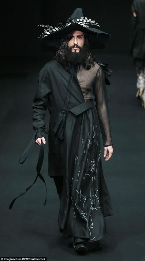 Men In Hats, China Fashion Week, Witch Fashion, Fantasias Halloween, Gandalf, Fashion Week Runway, Steampunk Fashion, The Men, Fantasy Fashion