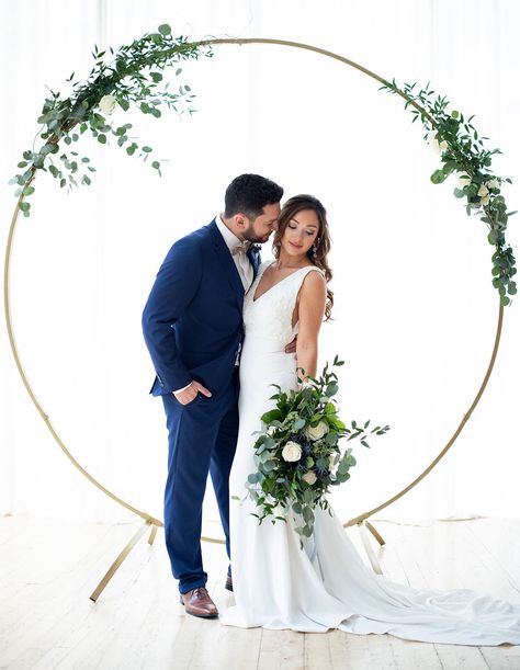 Wedding Circle Arch Lights, Round Arch For Wedding Ceremony, Arch With Greenery Wedding, Circle Wedding Arch Greenery, Gold Arch With Greenery, Round Wedding Arch Decor, Simple Round Wedding Arch, Simple Circle Wedding Arch, Golden Arch Wedding