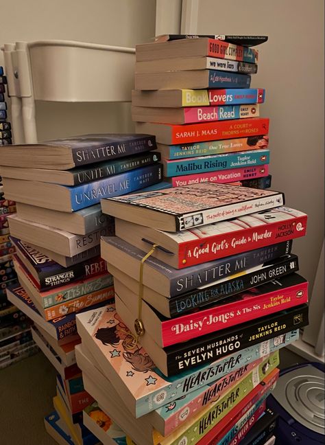 Books Stacked, Productivity Books, Bookshelf Inspiration, Reading Motivation, Book Annotation, World Of Books, Beach Reading, I Love Reading, Stack Of Books