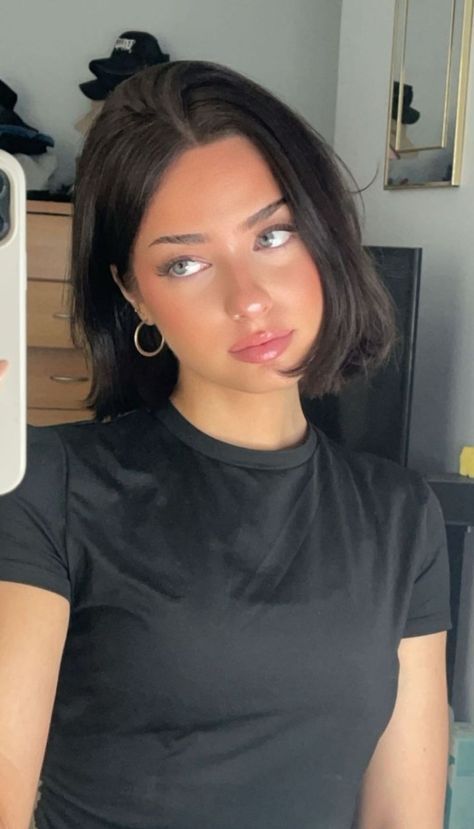 Short Black Hair Inspiration, Short Dark Brown Hair Round Face, Chin Length Dark Brown Hair, Short Haircut Shoulder Length, Short Summer Haircuts For Women, Celebs With Short Hair, Short Hair Inspo Aesthetic, Dark Hair Bobs, Shoulder Length Hair With Layers