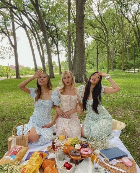 Picnic Outfit Summer, Picnic Fashion, Picnic Photo Shoot, Picnic Pictures, Garden Party Outfit, Picnic Birthday Party, Picnic Inspiration, Party Photoshoot, Picnic Decorations