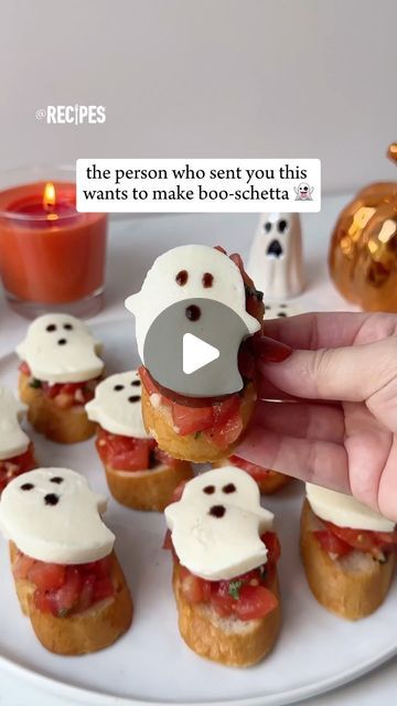 45K likes, 209 comments - purewowrecipes on September 19, 2024: "This Boo-Schetta is frightfully delicious👻 It’s the perfect appetizer for your Halloween parties this season. -1 baguette, sliced & toasted -2 lbs. tomatoes, diced -3 cloves garlic, minced -handful of fresh basil, chopped -salt & pepper to taste -2.5 tbsp. olive oil -2 tsp. red wine vinegar -sliced mozzarella -balsamic glaze for faces #booschetta #bruschetta #tomato #ghost #appetizers #halloweenappetizers #halloween". Appetizers For A Halloween Party, Booshetta Halloween, Easy Appetizers Halloween, Halloween Food Recipes Appetizers, Halloween Food Ideas Appetizers, Cheese Stick Ghosts, Mozzarella Appetizer Ideas, Red Halloween Food Ideas, Ghost Face Halloween Party