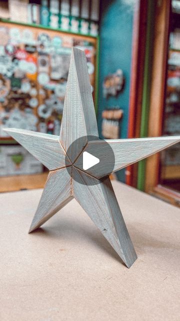 Diy Wooden Star, Rustic Woodworking Projects, Christmas Diy Wood, Rustic Woodworking, Christmas Decorations Diy Outdoor, Wooden Stars, Woodturning, Christmas Stuff, Old Wood