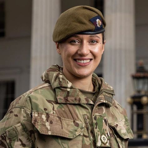 British Army women have elegance, grace, and beauty, and what not, adjectives can we use for British female warriors to define them? Long story short, they are simply gorgeous! Female Warriors, Special Forces Army, Bogart And Bacall, Army Women, British Soldier, Female Soldier, Police Women, Pretty Females, Service Women