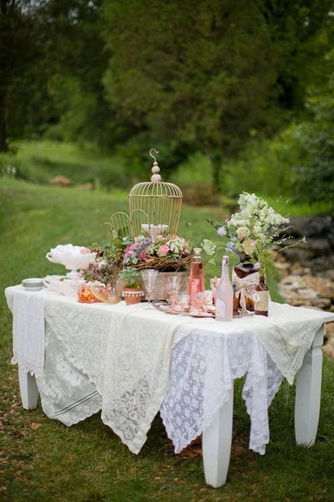 Shabby Chic Garden Party, Shabby Chic Wedding Table, Vintage Wedding Cake Table, Outdoor Wedding Cake, Wedding Cake Table Decorations, Outdoor Bridal Showers, Candy Tables, Vintage Garden Wedding, Rustic Wedding Decorations