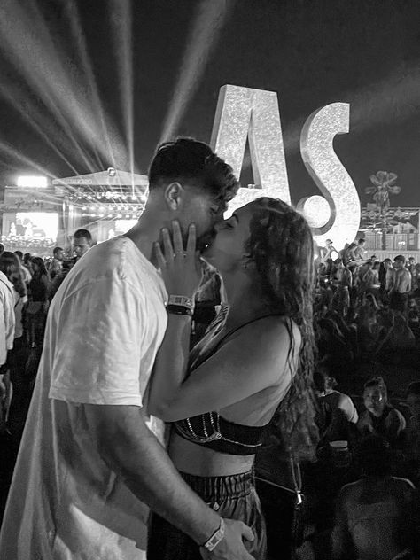 Couples At Festivals, Festival Pictures Ideas Boyfriend, Music Festival Couple Pictures, Concert Couple Photos, Concert Poses With Boyfriend, Couple Poses Concert, Couple In Concert, Couples Concert Outfits, Couples Concert Pictures