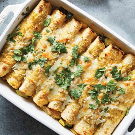 These chicken enchiladas are great for using up any veggies you have lingering in your fridge. Our chicken enchilada recipe calls for zucchini, squash and onion, but you could easily swap in spinach, onions or potatoes. 400 Calorie Dinner, Veggie Enchiladas, Meals Chicken, 400 Calorie Meals, Minute Chicken, Cooking Mama, High Protein Dinner, Protein Dinner, Calorie Meals