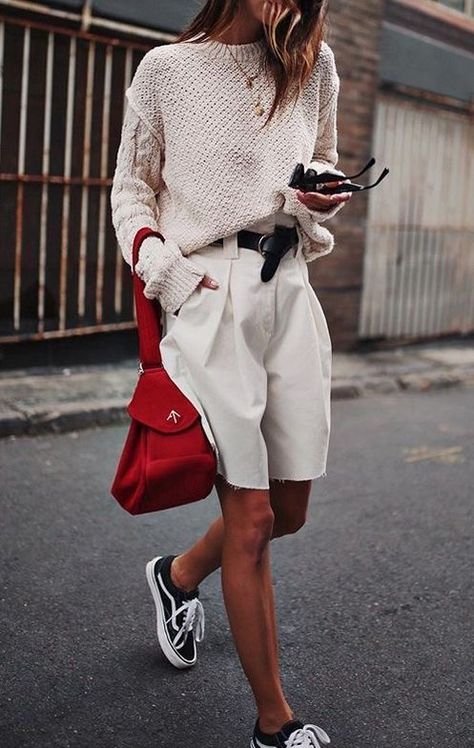 Short Sweater Outfit, Minimalist Moda, Walking Down The Street, Mode Casual, Looks Street Style, Sport Chic, Trend Fashion, 가을 패션, Fashion 2020