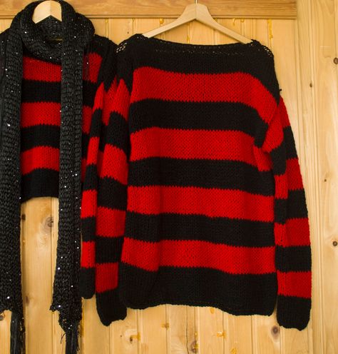 Oversize Striped Sweater, Black And Red Striped Sweater, Vivianna Core, Red Clothes Aesthetic, Black And Red Clothes, Red And Black Clothes, Grunge Outfits For School, Red Black Striped Sweater, Red And Black Striped Sweater