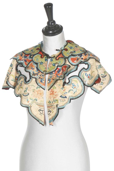 Lot 471 - An embroidered cloud collar, Chinese, Qing Cloud Collar Hanfu, Chinese Embroidered, Chinese Collar, Embroidered Coat, Collared Greens, Chinese Dress, Qing Dynasty, Collar Designs, Chinese Style