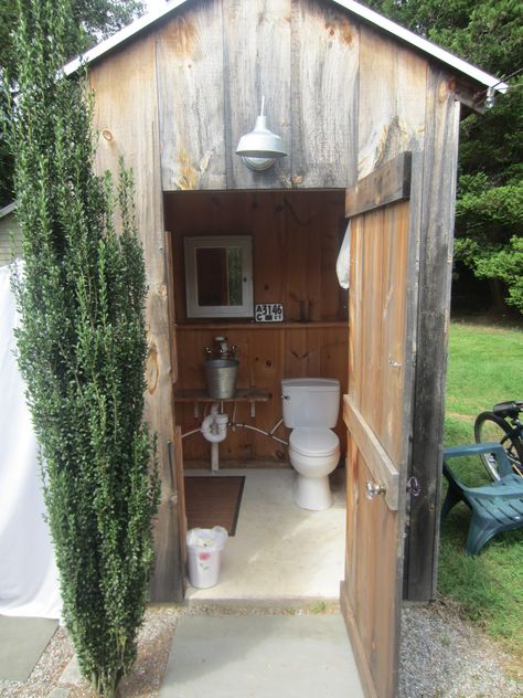 Diy Outhouse Plans, Diy Outhouse, Outhouse Plans, Outhouse Bathroom, Outside Toilet, Land Ideas, Out Houses, Cozy Camping, Outdoor Bathroom Design