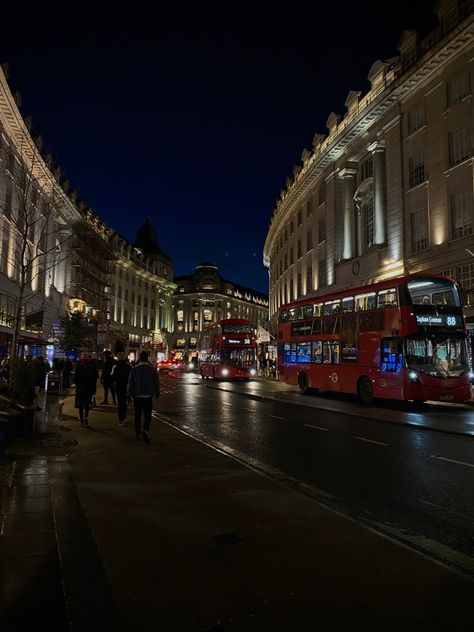 Rich In London Aesthetic, Streets Of London At Night, Night Vibes London, London Picadilly Night, London Baddie Aesthetic, London Aesthetic Night Friends, Rainy London Night, London In Night, London Bridge At Night