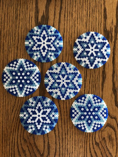 Plastic Balls Diy Craft Ideas, Perler Bead Christmas Coasters, Snowflake Perler Bead Patterns, Perler Beads Christmas Patterns, Winter Perler Bead Patterns, Peeler Bead Patterns Ideas, Cute Pearler Bead Designs, Perler Bead Snowflakes, Perleplader Ideas Diy