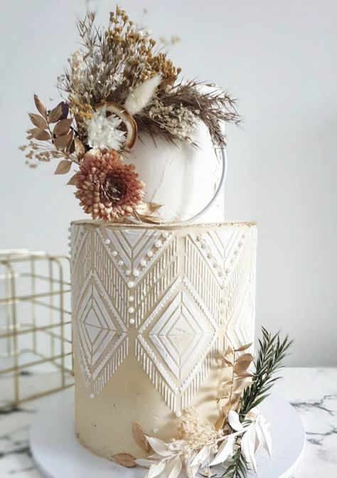 Vintage Boho Wedding Cake, White Boho Wedding Cake, Western Chic Wedding Decor, Boho Western Wedding Cake, Wedding Cake Boho Chic, Boho Photo Backdrops, Simple Boho Wedding Cake, Macrame Wedding Cake, Rustic Boho Wedding Cake