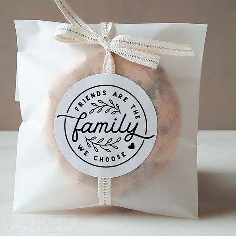 Cookie Hampers Ideas, Classic Wedding Favors, Sweet Wedding Favors, Cookie Wedding Favors, Wedding Sweets, Wedding Stickers Labels, Graduation Favors, Cookie Favors, Wedding Favor Stickers