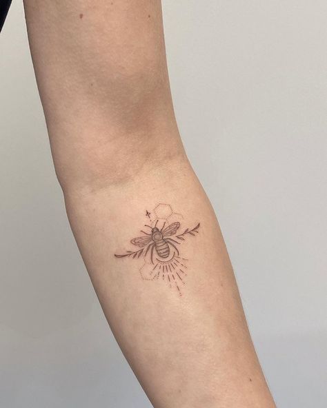 Bee Tattoo Fine Line, Bee Fine Line Tattoo, Junebug Tattoo, Fine Line Bee Tattoo, Queen Bee Tattoo, Honey Bee Design, Small Symbol Tattoos, Honey Bee Tattoo, Fine Line Tattoo