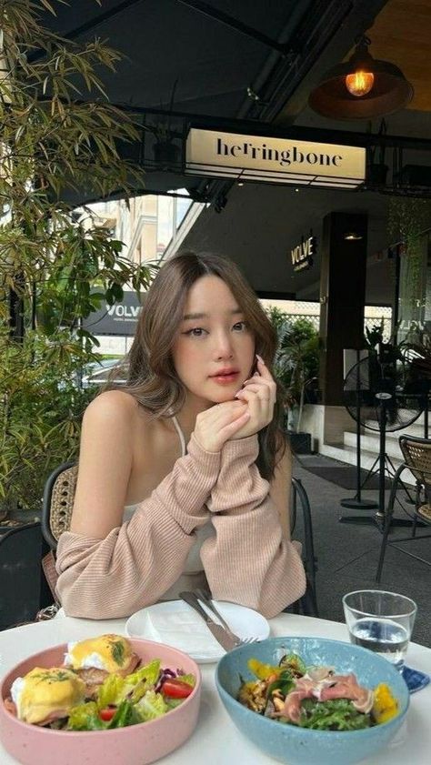 Cafe Pictures, Restaurant Pictures, Ootd Poses, Restaurant Photos, Sitting Poses, Stylish Photo Pose, Photo Pose Style, Fashion Photography Poses, Model Poses Photography