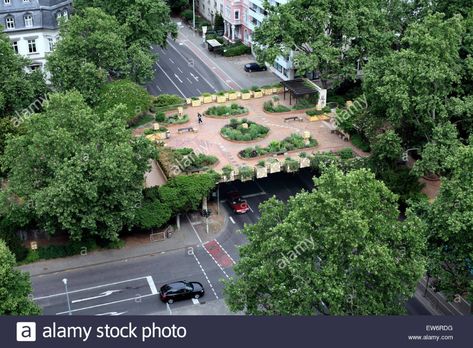 The Green Bridge over Rhein Allee, Mainz, Germany. Stock Photo Green Bridge, Mainz Germany, Urban Forest, Public Architecture, Landscape Architecture Design, Pedestrian Bridge, Roof Garden, Urban Planning, Urban Landscape