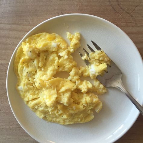 Scrambled Egg Bake, Microwave Scrambled Eggs, Scrambled Egg Muffins, Breakfast Eggs Scrambled, Scrambled Eggs Recipe, Microwave Eggs, Breakfast Goodies, Pinky Swear, Food Handling