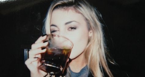 10 Reasons You Should Always Go For the Girl Who Drinks Whiskey.  Hell yes, people!  This is the truth right here! Soft Grunge, Whiskey Girl, Strawberry Wine, Banana Milkshake, Between Friends, Whiskey Drinks, Wine Drinkers, Scotch Whiskey, Best Dessert Recipes