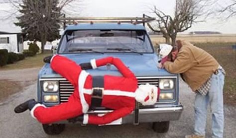 10 Of The Most Funny Christmas Decorations Ever Funny Santa Pictures, Christmas Car Decorations, Funny Christmas Decorations, Funny Christmas Pictures, Tacky Christmas, Santa Pictures, Fun Christmas Decorations, Christmas Parade, Christmas Car