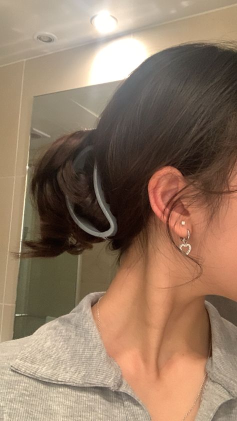 Ear Piercings Double, Ear Piercings Korean, Korean Piercings, Double Piercing Earrings Ideas, Korean Peircings, Douyin Ear Piercing, Lobe Piercing Ideas, Double Ear Piercing Ideas, Korean Earrings Aesthetic