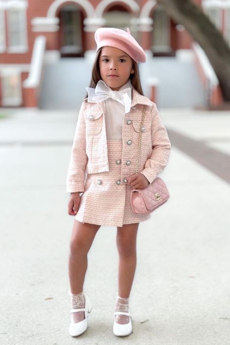 Elegant Kids Outfit, Kids Wear Girls Fashion, School Outfits Kids, Buttons Outfit, Kids High Fashion, Tweed Outfits, Pink Tweed Skirt, Douyin Fashion, Outfits Paris