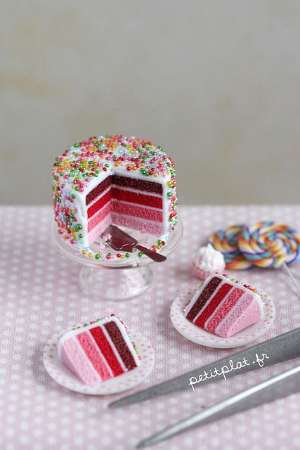 #Pastel #Mini . Para mi cumpleaños quiero uno de estos sin dudas    (Sígueme como Patricia Humpire en Pinterest) Cercei Din Lut Polimeric, Valentines Brunch, Crea Fimo, Polymer Clay Cake, Miniature Cake, Tanah Liat, Doll Food, Miniature Things, Mini Craft