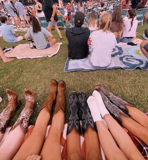 Country Girl Summer Aesthetic, Country Concert Asethic, Country Concert Festival Outfit, Country Concert Vibes, Country Concert Pictures With Friends, Country Festival Pictures Ideas, Country Music Festival Aesthetic, Country Festival Aesthetic, Country Concert Instagram Pictures