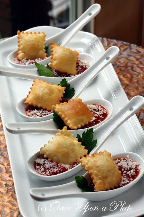 Crispy Ravioli, Fest Temaer, Wedding Appetizers, Fingerfood Party, Mini Bites, Snacks Für Party, Party Food Appetizers, Mini Foods, Food Presentation