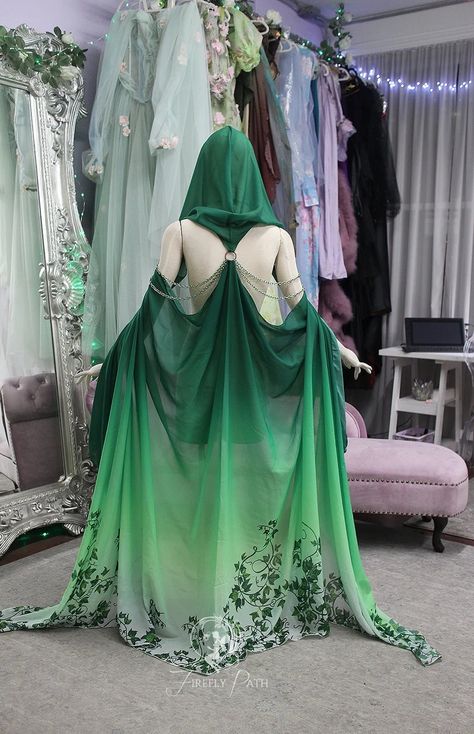 Fantasy Capes, Bolero Pattern, Ombre Green, Fair Outfits, Elf Clothes, Images Kawaii, Green Ivy, Fairy Dresses, Family Tradition