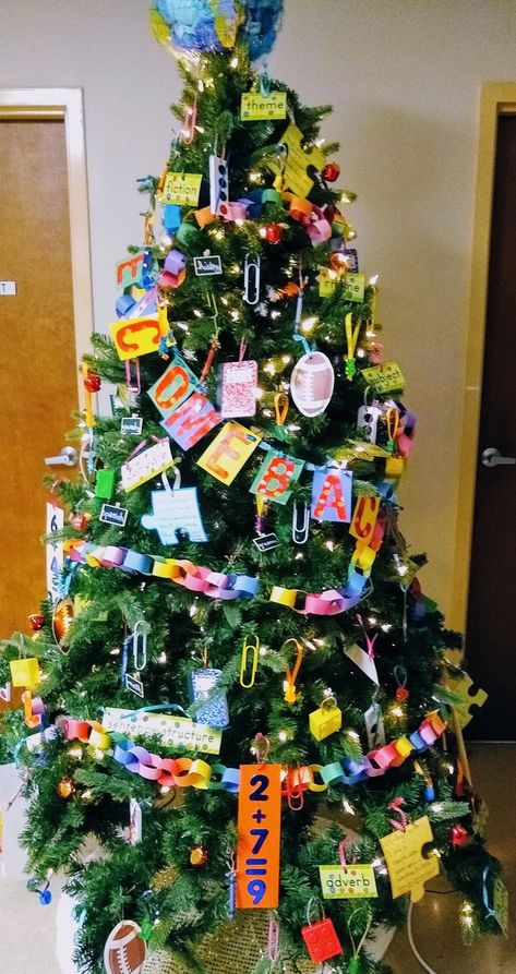 School Supply Christmas Tree, School Christmas Tree Decorations, School Theme Christmas Tree, Back To School Tree Decorations, School Themed Christmas Tree, School Christmas Tree Ideas, Classroom Christmas Tree Ideas, Back To School Tree, Festival Of Trees Ideas