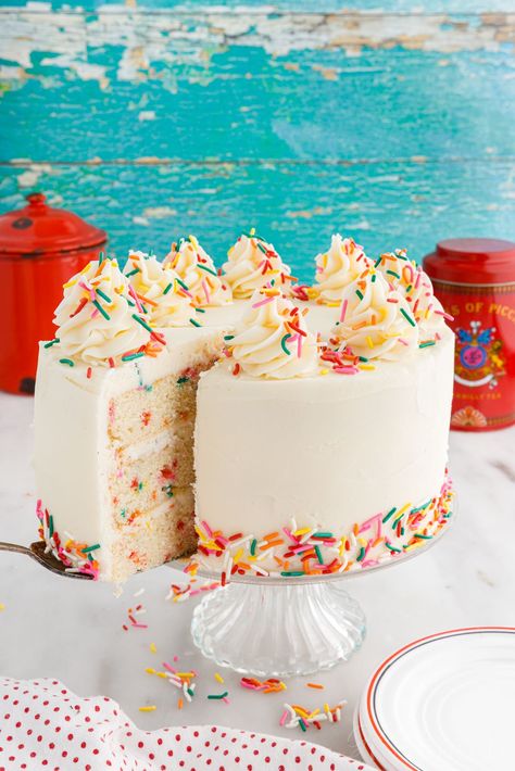 This homemade funfetti cake recipe is so simple to make, only requires pantry staples and rainbow sprinkles! Its a buttery vanilla cake, with flakes of color throughout and topped with a from scratch vanilla buttercream frosting. Funfetti First Birthday Cake, Layered Cake Decorating Ideas, Fancy Funfetti Cake, 2 Layer Birthday Cake For Women, Sprinkle Cake Decoration, Vanilla Sprinkle Cake, Confetti Birthday Cake Recipe, Confetti Cake Recipe, Sprinkles Cupcake Recipes