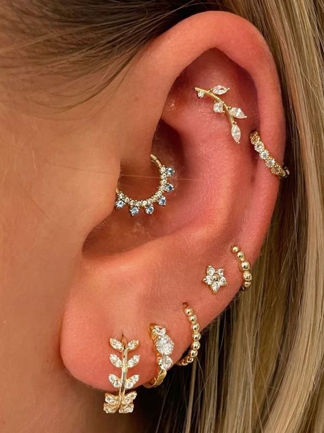 Ušný Piercing, Minimalist Ear Piercings, Unique Ear Piercings, Ear Peircings, Ear Piercings Chart, Lobe Piercings, Curated Ear, Cool Ear Piercings, Pretty Ear Piercings