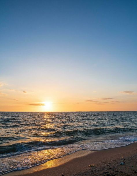 paysage point de vue verticale été mer vent vague cool vacances calme côtier le coucher du soleil ciel lumière Orange d'or soir journée Regardez calme la nature tropical magnifique mer l'eau Voyage bangsaen plage Thaïlande Photo Du Ciel, Photo Ciel, Twenty Twenty, Aesthetic Photo, Vision Board