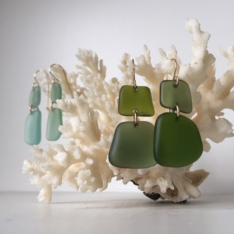 Sea Glass Bracelet Diy, Beachcombing Art, How To Make Sea Glass Jewelry, Seaglass Earring, How To Make Sea Glass Diy, Sea Glass Jewellery Ideas, Diy Sea Glass Jewelry, Sea Glass Earrings Diy, Beach Glass Earrings