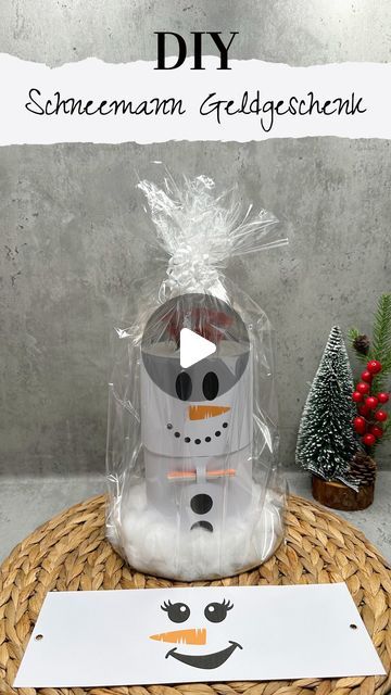 Sherin ◦ Geschenkideen l DIY l Lasern on Instagram: "DIY Schneemann-Geldgeschenk ☃️  Du brauchst: - meine Druckvorlage  - Zwei Toilettenpapierrollen - Band  - Zahnstocher - Ggf. Pappe und Watte   Den Link zu der Druckvorlage findet ihr in meiner Profilbeschreibung.   Ich poste jeden Tag eine Weihnachtsgeschenkidee für euch. Folgt mir daher für weitere Geschenktipps und speichere dir das Video unbedingt ab. ✨  #geschenkideen #geschenk #handmade #weihnachten #handgemacht #diy #dekoideen #diyprojects #doityourself #geschenkinspo #weihnachtsgeschenk" Diy Schneemann, Instagram Diy, Christmas And New Year, Christmas, On Instagram