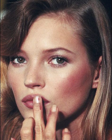 Throwing it back to the 80s with Kate Moss—timeless beauty and effortless cool. 🌟 Follow @oldmoneycentury for more 💌 #VintageVibes #KateMoss #80sIcon #katemossstyle #liliamoss #itgirls #80dayobsession 80s Icons, Kate Moss 90s, Alena Shishkova, Lila Moss, Kate Moss Style, Queen Kate, Claudia Schiffer, Highlighter Makeup, Model Life