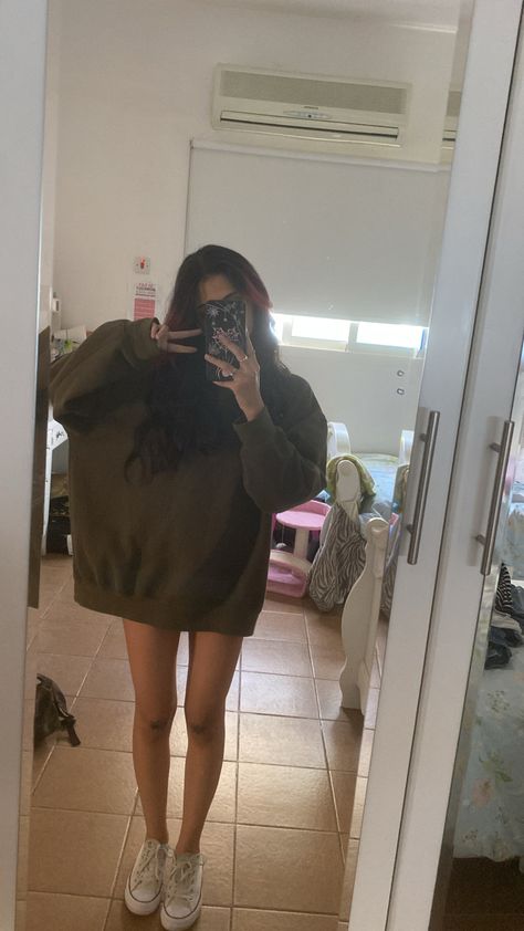 hoodie, pfp, girl, cute, amazing, vsco, pretty, pfp, discord, alt, swag, adorable, summer Oversized Hoodie Selfie, Over Sized Hoodies Outfits, Girls Wearing Boyfriends Clothes, Oversized Hoodie Poses, Boyfriends Hoodie Aesthetic, Selfie With Hoodie, Big Hoodie Outfit Aesthetic, Boyfriend Hoodie Aesthetic, Big Hoodie Aesthetic