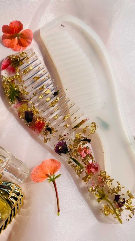 Resin Comb, Flowers Resin, Resin Molds, Resin Crafts, Resin Art, Dm Me, Dried Flowers, Comb, Art Inspo