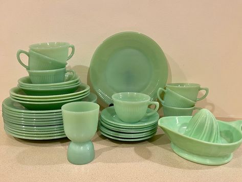 "All pieces are in great condition. 7 Teacups 7 Saucers: 4 with Fire King mark, 3 with Anchor Hocking. See the pictures. 8 Dinner Plates 9\", 3 plates don't have marks, 9 plates have Fire King mark 3 Cereal Bowls: 2 are 5 7/8\" by 1.5\" and one is 6\" by 1.5\" Fire King mark 3 Soup Bowls 7.5\" by 1.25\" Fire King mark 1 Martha Stewart Lemon Juicer reamer" Jadeite Fire King, Green And Red Kitchen, Santa Kitchen Decor, Salvaged Kitchen, Jadeite Dishes, Santa Kitchen, Antique Kitchenware, Pregnant Horse, Vintage Pyrex Collection