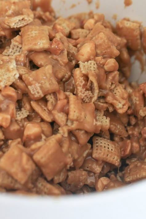 Peanut Butter Chex Mix, Chex Bars, Peanut Butter Chex, Chex Snack Mix, Chex Recipes, Easy Bar Recipes, No Bake Peanut Butter, Cereal Snacks, Chex Mix Recipes