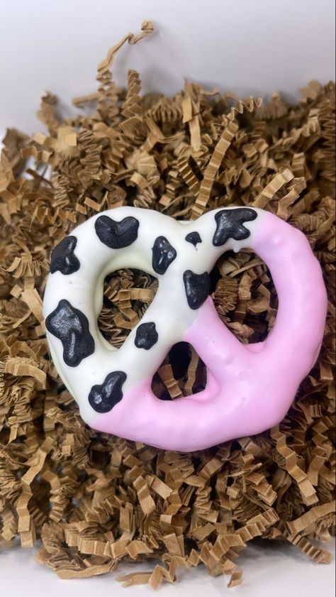 Cow Print Party Snacks, Cow Chocolate Covered Pretzels, Cowprint Themed Party, Cow Print Party Treats, Cow Print Oreos, Cow Birthday Treats, Cow Print Treat Table, Cow Charcuterie Board, Cow Party Decorations Diy